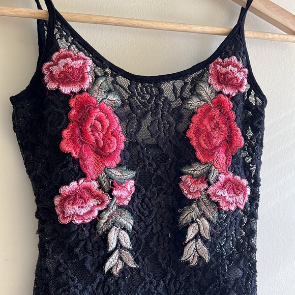 Suzy Shier Floral Lace Bodysuit - Picture 2 of 4